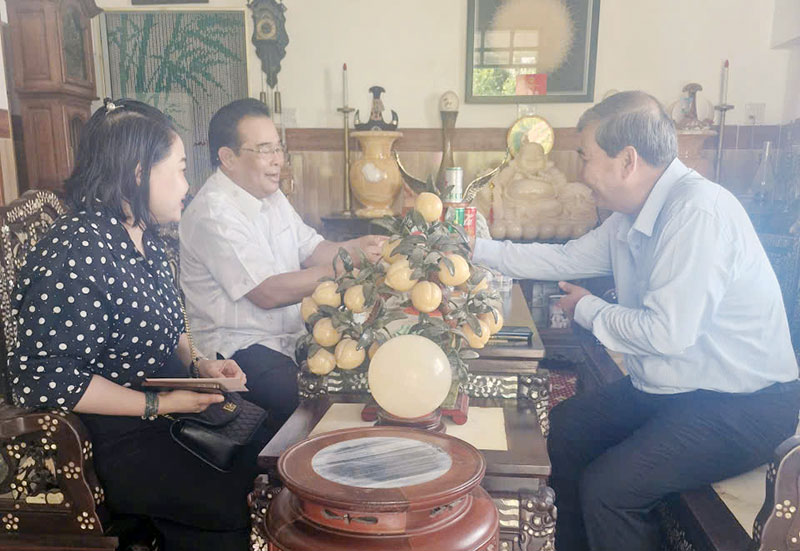 Đồng chí Kim Ngọc Thái tặng quà Chôl Chnăm Thmây ông Sơn Minh Thắng- nguyên Ủy viên BCH Trung ương Đảng, nguyên Bí thư Đảng ủy Khối các Cơ quan Trung ương.