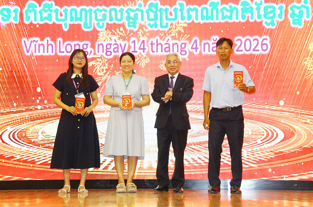 PGS.TS Lương Minh Cừ- Hiệu trưởng Trường ĐH Cửu Long tặng lì xì Tết Chôl Chnăm Thmây cho giảng viên.