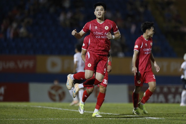 Đình Bắc ăn mừng bàn thắng vào lưới CLB CA TP.HCM

ảnh: Ngọc Linh

