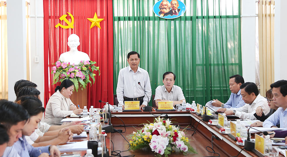 Bí thư Tỉnh ủy - Trần Văn Lâu phát biểu tại buổi đối thoại với công dân. Ảnh: Nguyễn Thịnh