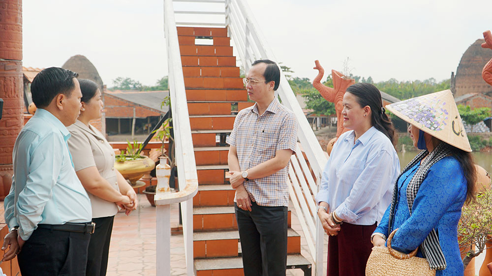 Đồng chí Trần Trí Quang- Phó Bí thư Tỉnh ủy, Chủ tịch UBND tỉnh khảo sát điểm tham quan, du lịch tại Khu lò gạch, gốm Mang Thít (xã Nhơn Phú).