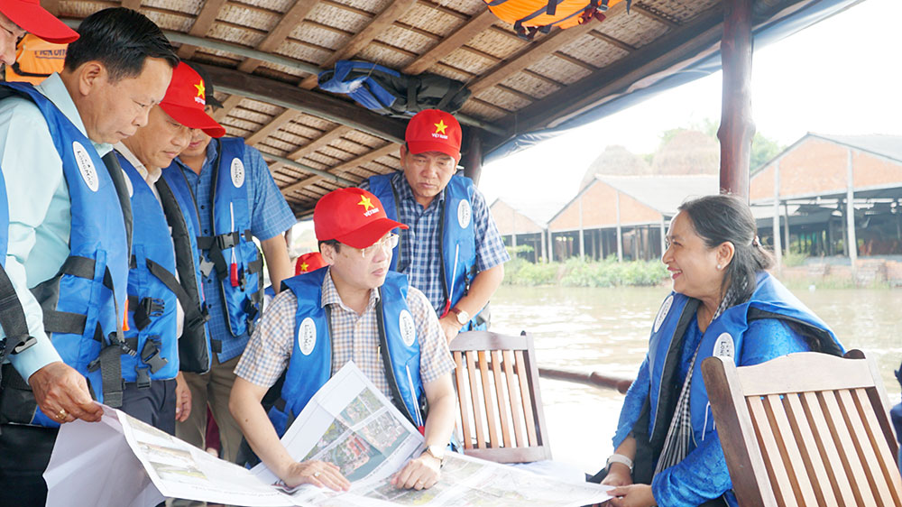 Đoàn khảo sát thảo luận về các bản vẽ quy hoạch chung Khu lò gạch, gốm Mang Thít (xã Nhơn Phú).