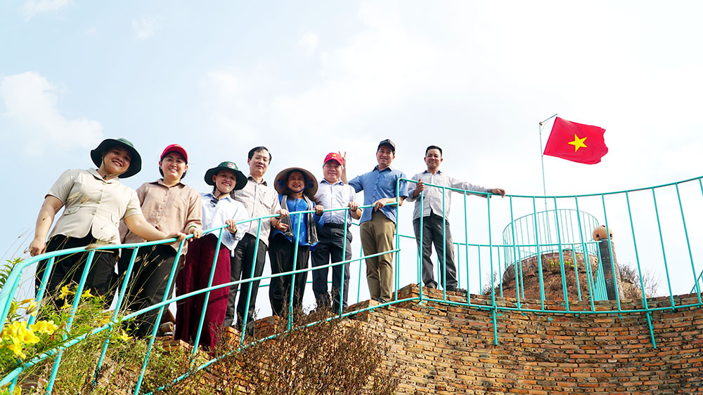 Đoàn khảo sát chụp ảnh lưu niệm tại điểm tham quan Phước Lợi (xã Nhơn Phú).