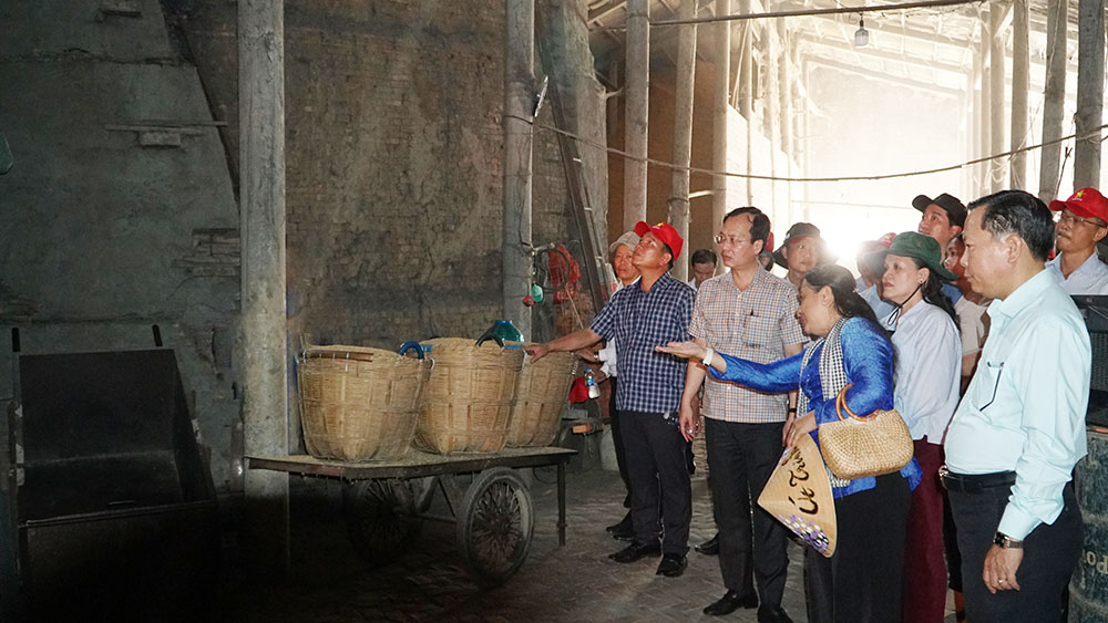 Đoàn khảo sát tham quan một điểm sản xuất gạch tại xã Nhơn Phú.