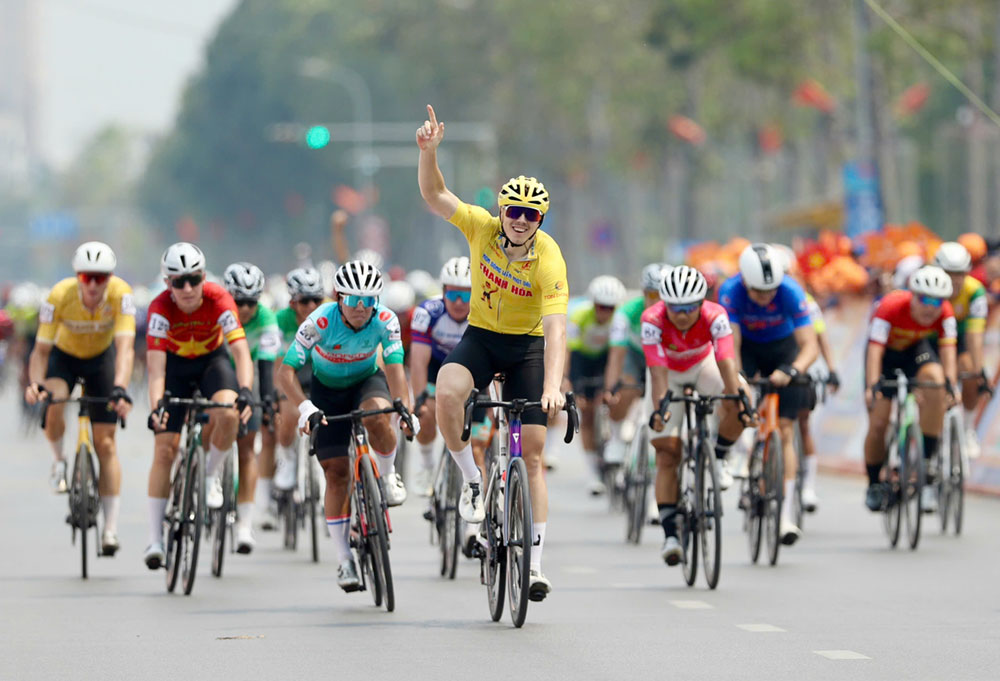 Khoảnh khắc tay đua Marchuk Dzianis (Kenda Đồng Nai) cán đích. Ảnh:NHƯ HUY