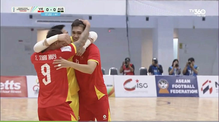 Niềm vui của các cầu thủ Việt Nam sau khi ghi bàn thắng vào lưới tuyển Úc - Ảnh: TV