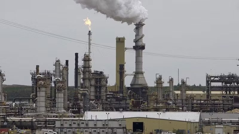 Khói bốc lên tại cơ sở khai thác dầu thô Syncrude ở giếng dầu cát Alberta thuộc Fort McMurray, Canada. (Ảnh: nbcnews.com/TTXVN)