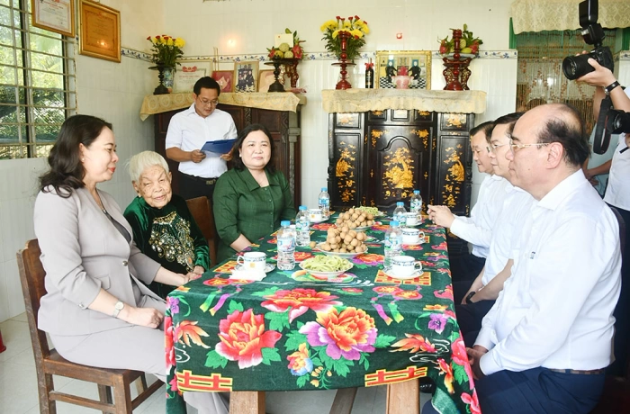 Phó Chủ tịch nước Võ Thị Ánh Xuân thăm, tặng quà Mẹ Việt Nam Anh hùng