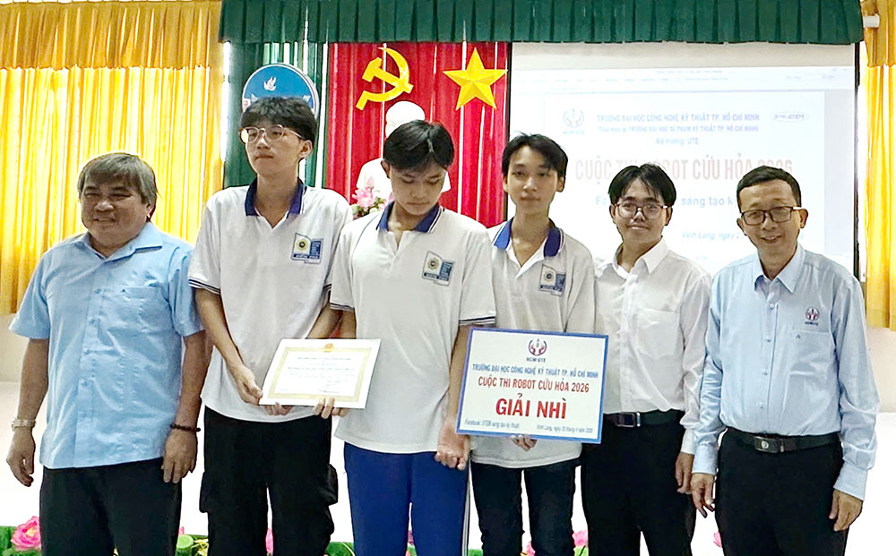 Ban tổ chức khen thưởng đội đoạt giải Nhì hội thi.