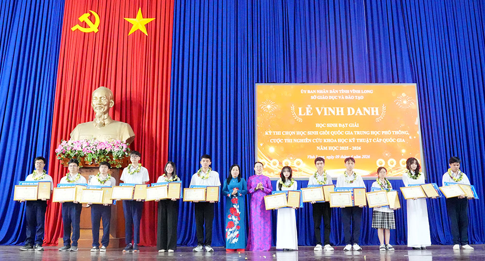 Phó Giám đốc Báo và phát thanh, truyền hình Vĩnh Long- Đào Thị Tuyết Vân và Giám đốc Sở GD-ĐT La Thị Thúy khen thưởng cho học sinh đạt giải Nhì.