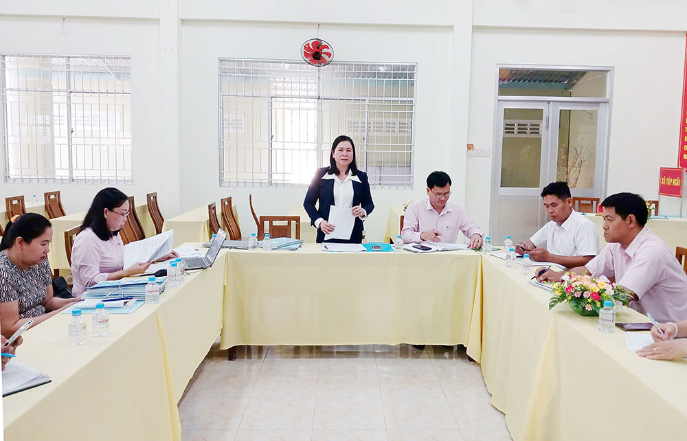 Đồng chí Thạch Thị Thu Hà- Giám đốc Sở Dân tộc và Tôn giáo, thành viên Ban đại diện HĐQT NHCSXH tỉnh phát biểu kết luận buổi giám sát.