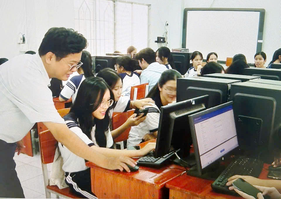 Giáo viên hướng dẫn học sinh Trường THPT Chuyên Nguyễn Bỉnh Khiêm đăng ký dự thi tốt nghiệp THPT 2026.