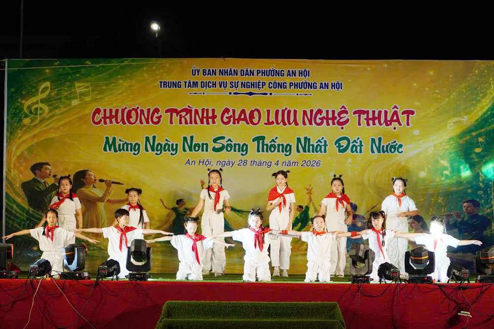 Tiết mục nhảy hiện đại “Viết tiếp câu chuyện hòa bình” tại chương trình giao lưu nghệ thuật.