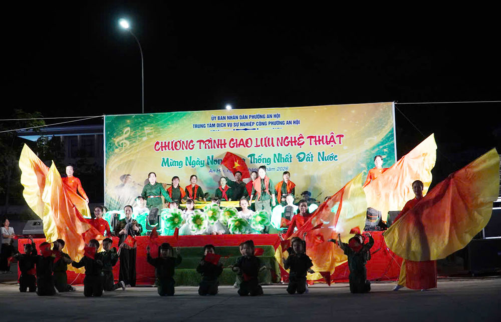 Tiết mục múa “Tự hào Việt Nam” do tập thể giáo viên, nhân viên và trẻ Trường Mầm non Hoa Dừa biểu diễn.
