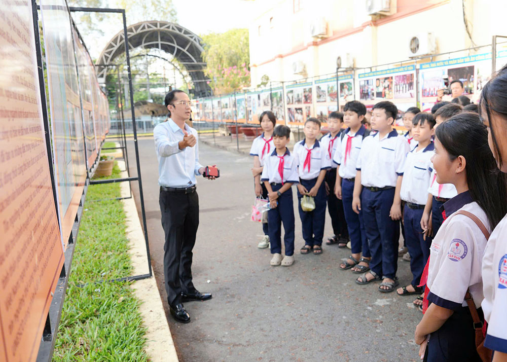 Các em nghe thuyết minh triển lãm chuyên đề: “Tìm hiểu về thời kỳ Hùng Vương qua tư liệu, hình ảnh”.