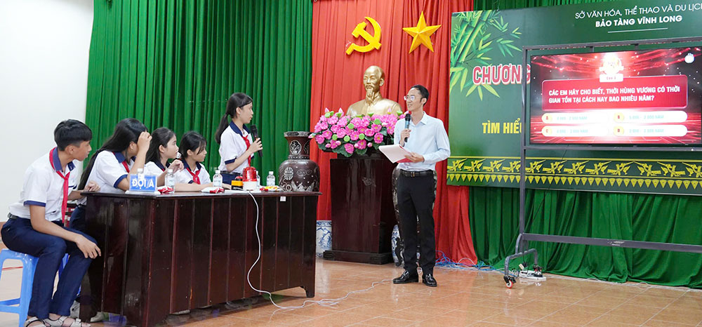 Cuộc thi rung chuông vàng với chủ đề “Lễ hội Hùng Vương, cội nguồn dân tộc”.