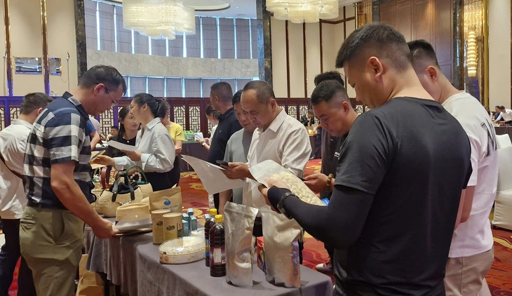 Đoàn 20 đại biểu doanh nghiệp Việt Nam giới thiệu sản phẩm, thương hiệu tại Hội nghị giao thương doanh nghiệp Việt Nam - Châu Văn Sơn, Vân Nam (Trung Quốc) vào chiều 16-4 - Ảnh: T.THỦY

