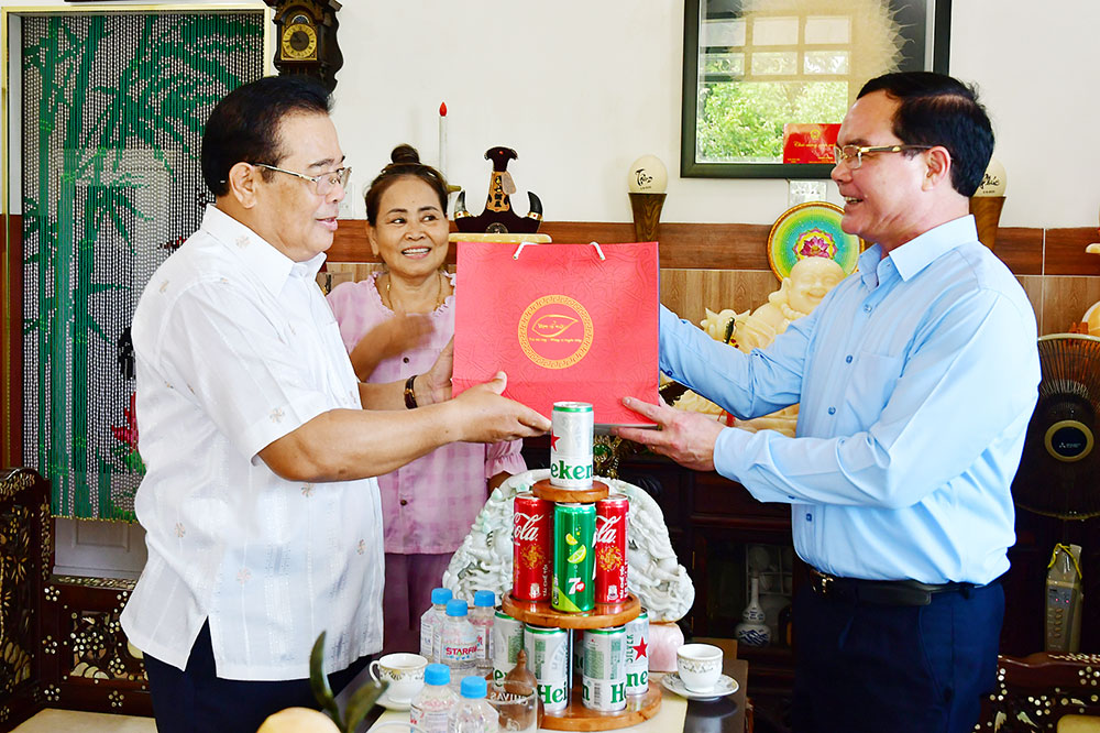 Bộ trưởng Bộ Dân tộc và Tôn giáo- Nguyễn Đình Khang tặng quà cho đồng chí Sơn Minh Thắng- nguyên Ủy viên BCH Trung ương Đảng, nguyên Bí thư Đảng ủy Khối các Cơ quan Trung ương.