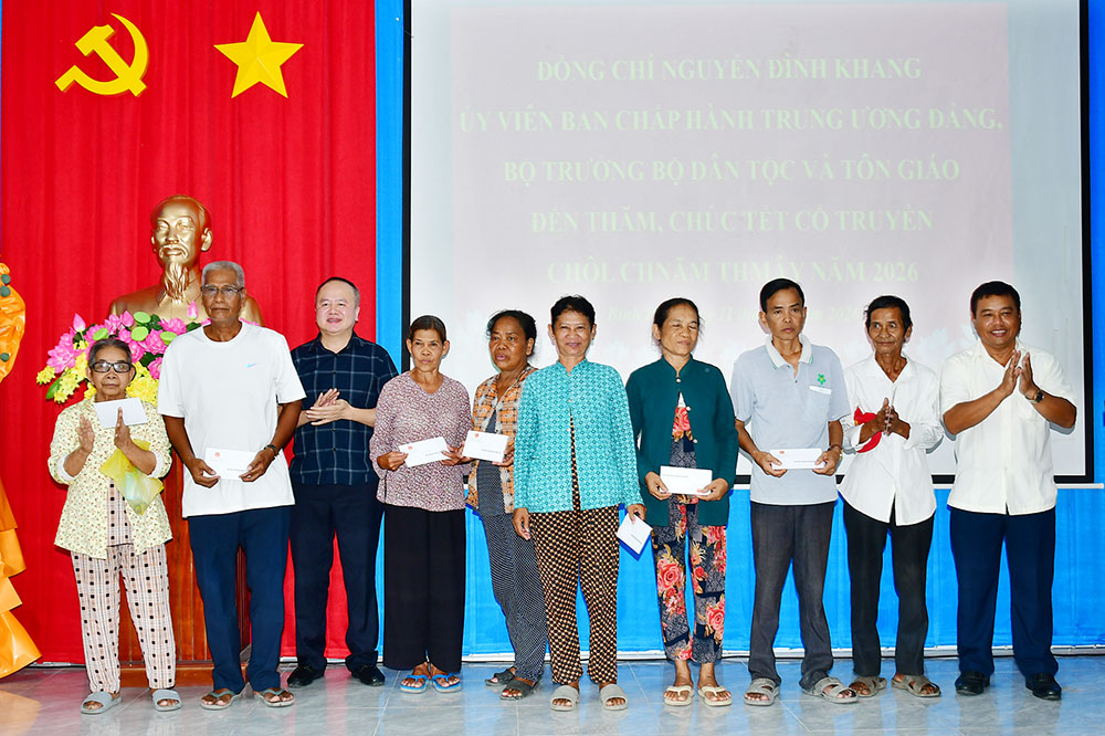 Đồng chí Kim Rương- Ủy viên Ban Thường vụ Tỉnh ủy, Phó Chủ tịch HĐND tỉnh (bên phải) tặng quà cho các hộ nghèo xã Bình Phú.