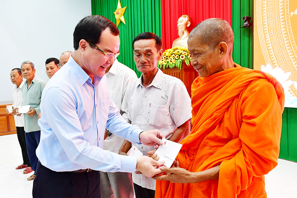 Bộ trưởng Bộ Dân tộc và Tôn giáo- Nguyễn Đình Khang tặng quà Chôl Chnăm Thmây cho quý chư tăng.