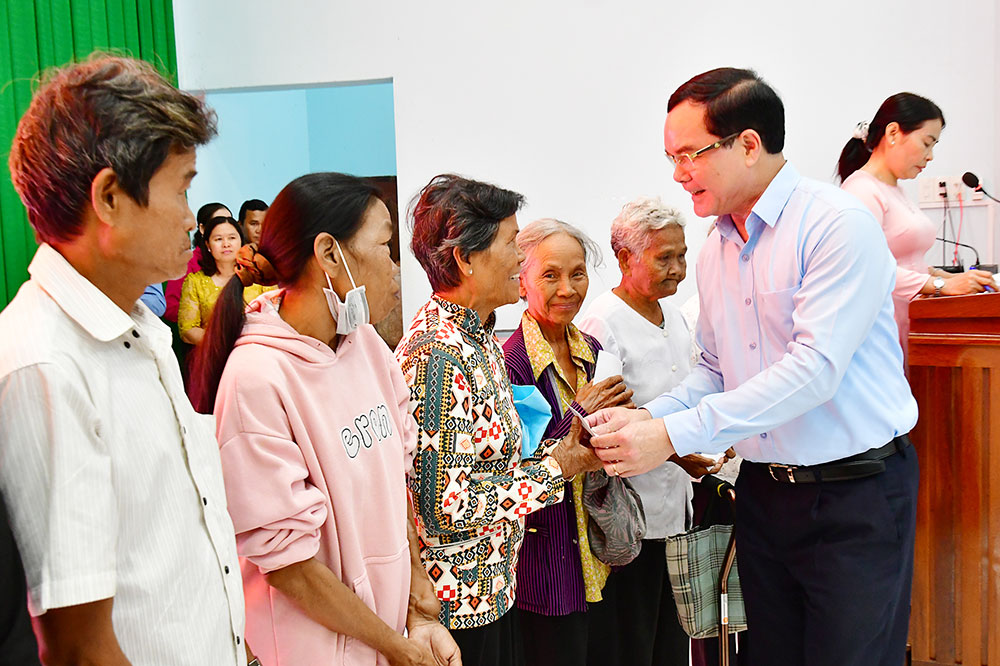 Đồng chí Nguyễn Đình Khang- Bộ trưởng Bộ Dân tộc và Tôn giáo tặng quà cho các hộ gia đình chính sách.