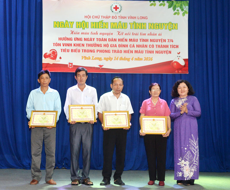 Phó Giám đốc Sở Y tế Lâm Như Quỳnh trao bằng khen của UBND tỉnh cho các hộ gia đình có thành tích tiêu biểu trong phong trào hiến máu tình nguyện.