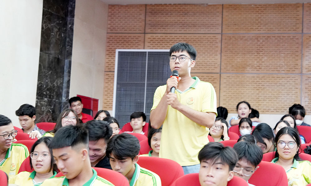 Học sinh tham gia chương trình chăm chú lắng nghe, trao đổi thông tin định hướng nghề nghiệp tại ngày hội tư vấn tuyển sinh.