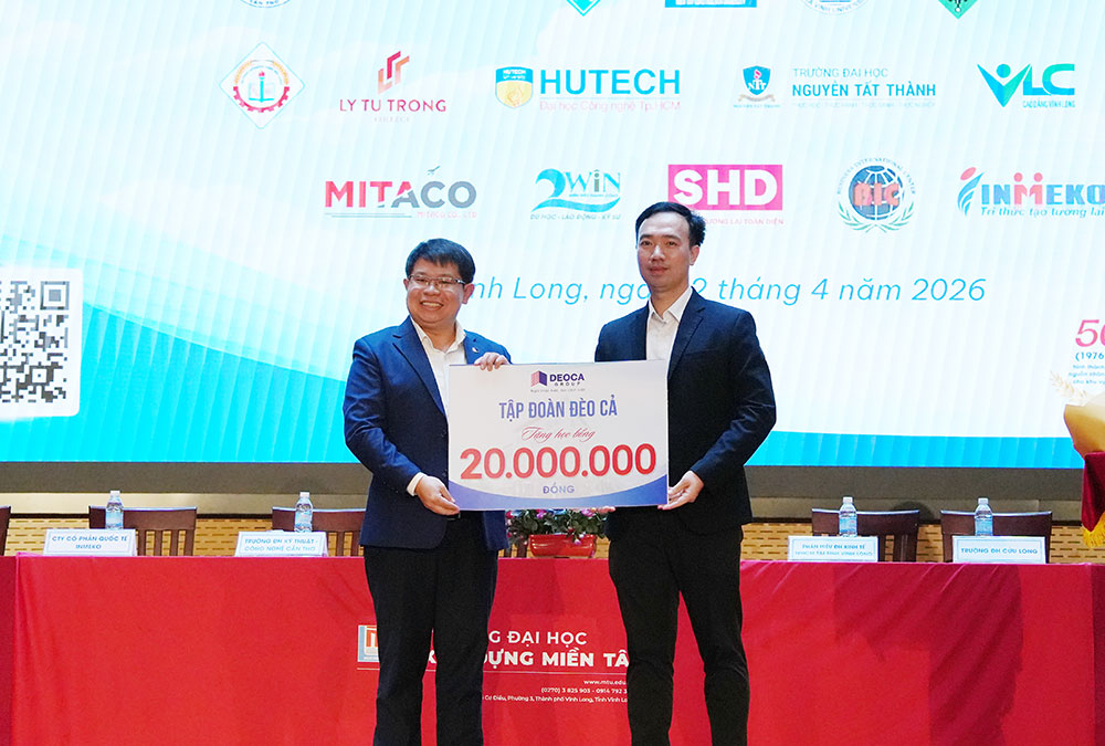 Tập đoàn Đèo Cả trao tặng 20 triệu đồng cho quỹ học bổng Trường ĐH Xây dựng Miền Tây.