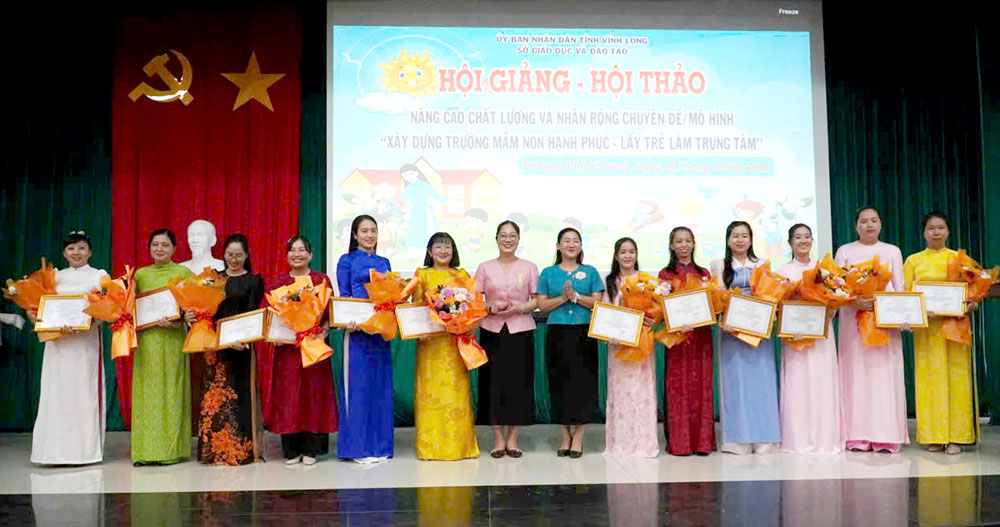 Cá nhân, tập thể nhận chứng nhận tham gia hội giảng - hội thảo.