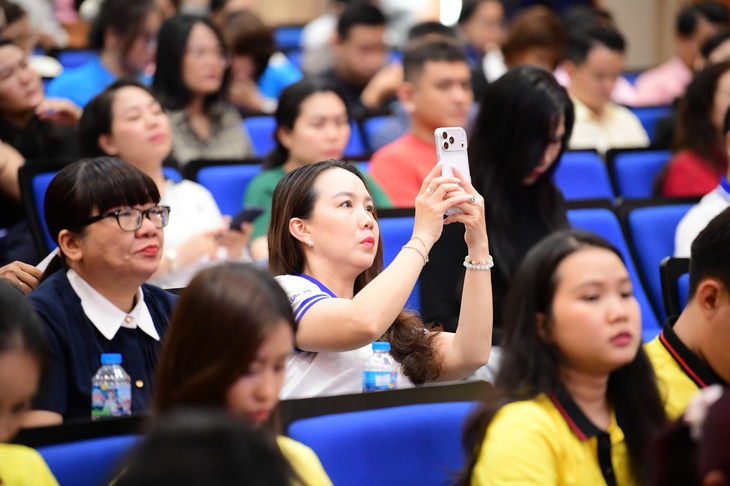 Hộ kinh doanh tập trung lắng nghe hướng dẫn các quy định mới - Ảnh: QUANG ĐỊNH


