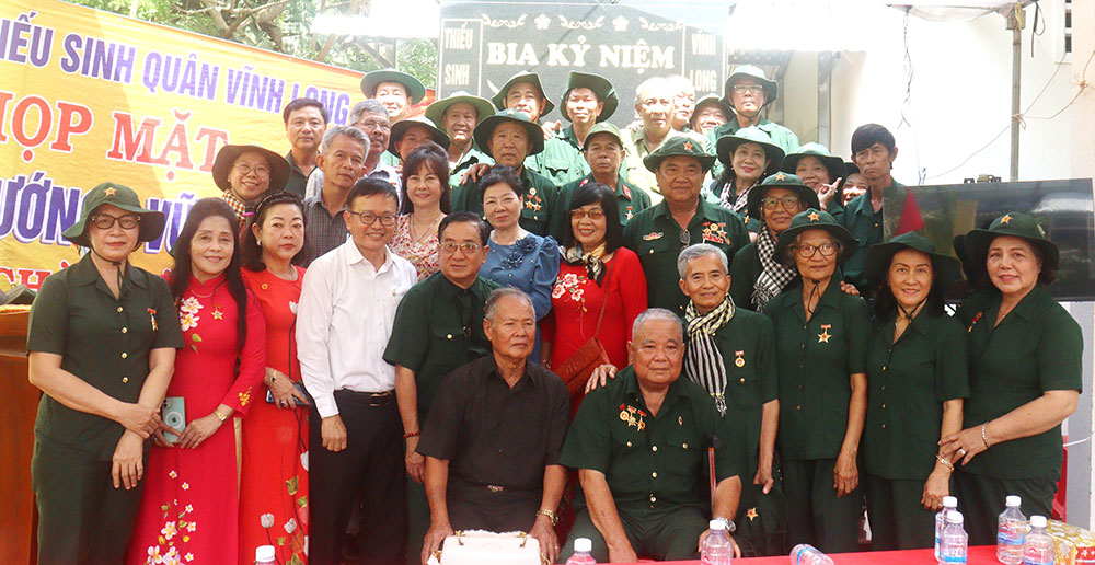 Ban liên lạc Thiếu sinh quân tỉnh chụp ảnh lưu niệm cùng các đại biểu, cựu giáo viên, học sinh trường.