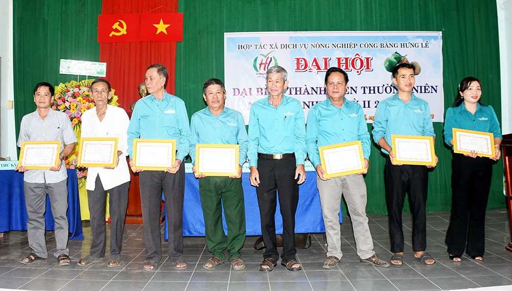 Khen thưởng các cá nhân tiêu biểu.