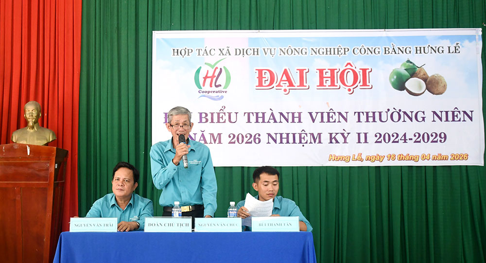 Chủ trì đại hội.