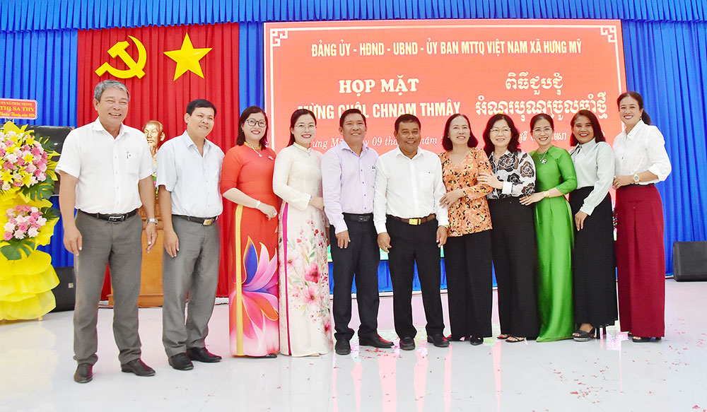 Lãnh đạo tỉnh và địa phương chụp ảnh lưu niệm.