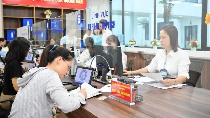 Người dân đến làm thủ tục hành chính tại Trung tâm Phục vụ hành chính công phường Đống Đa, Hà Nội. (Ảnh: THẾ ĐẠI)
