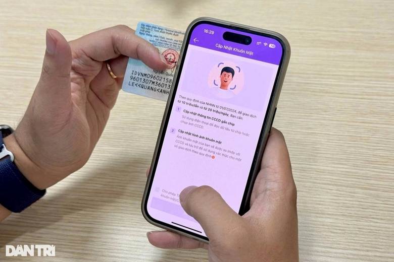 Đặt CCCD đúng vị trí đọc NFC trên smartphone để xác thực sinh trắc học (Ảnh: Thế Anh).