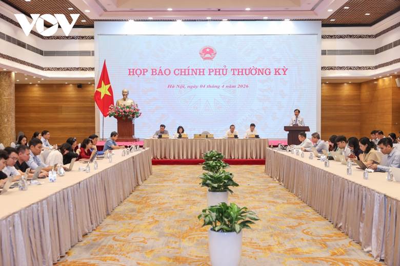 Bộ trưởng, Chủ nhiệm Văn phòng Chính phủ Trần Văn Sơn phát biểu và chỉ đạo buổi họp báo