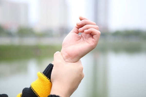 Những thay đổi bất thường về màu sắc, hình dáng hay cảm giác ở lòng bàn tay và ngón tay thường có thể là tín hiệu sớm của các bệnh lý nguy hiểm. (Ảnh minh họa)