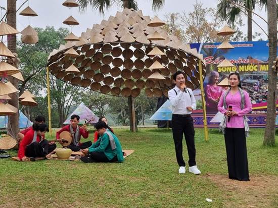 Tài tử ca Nguyễn Thế Tâm và Nguyễn Thị Chúc biểu diễn tiết mục ca cổ

“Về Vĩnh Long giữa mùa thương nhớ”.