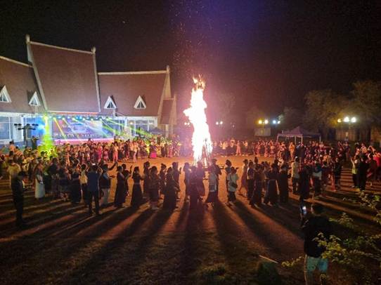 Cộng đồng các dân tộc cùng tham gia lửa trại đêm khai mạc Ngày hội.
