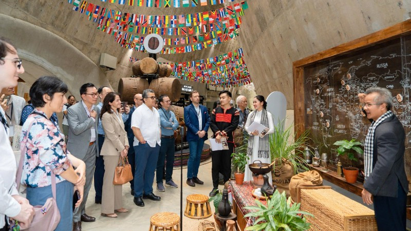 Các đại biểu tham quan Bảo tàng thế giới cà-phê tại phường Buôn Ma Thuột.
