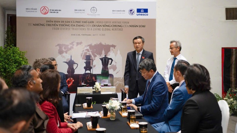 Trong khuôn khổ diễn đàn Di sản Cà-phê thế giới, Phó Chủ tịch Ủy ban nhân dân tỉnh Đắk Lắk Đào Mỹ đã gặp gỡ, trao đổi cùng các Đại sứ, Tổng lãnh sự các cường quốc cà-phê, các đại biểu quốc tế về những giá trị của cà-phê Đắk Lắk trong việc tôn vinh sự đa dạng văn hóa và gìn giữ các di sản sống của nhân loại.
