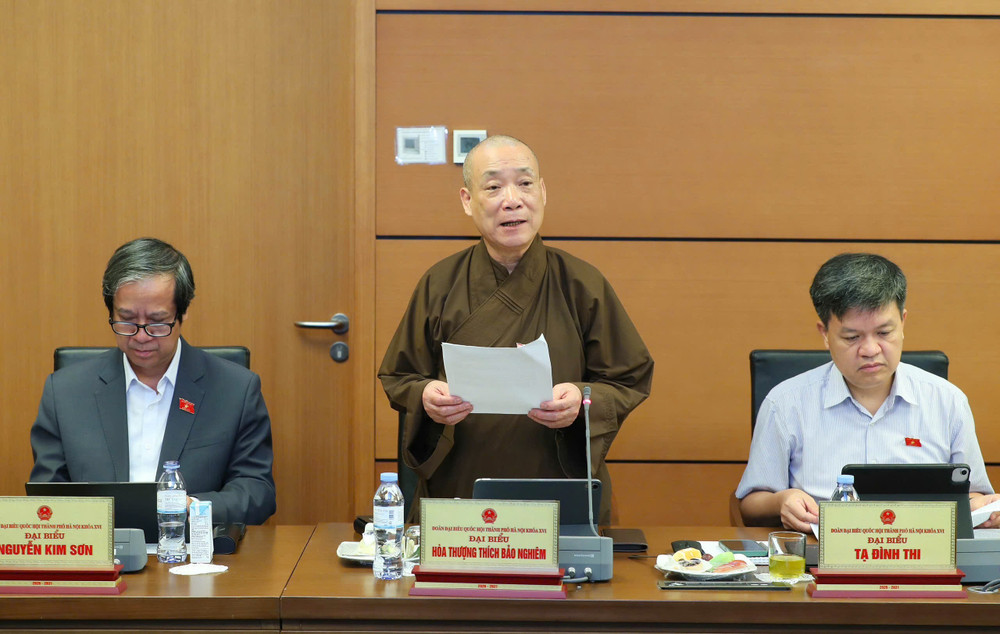 Đại biểu Hòa thượng Thích Bảo Nghiêm tham gia ý kiến thảo luận tại tổ sáng 20/4. (Ảnh: DUY LINH)
