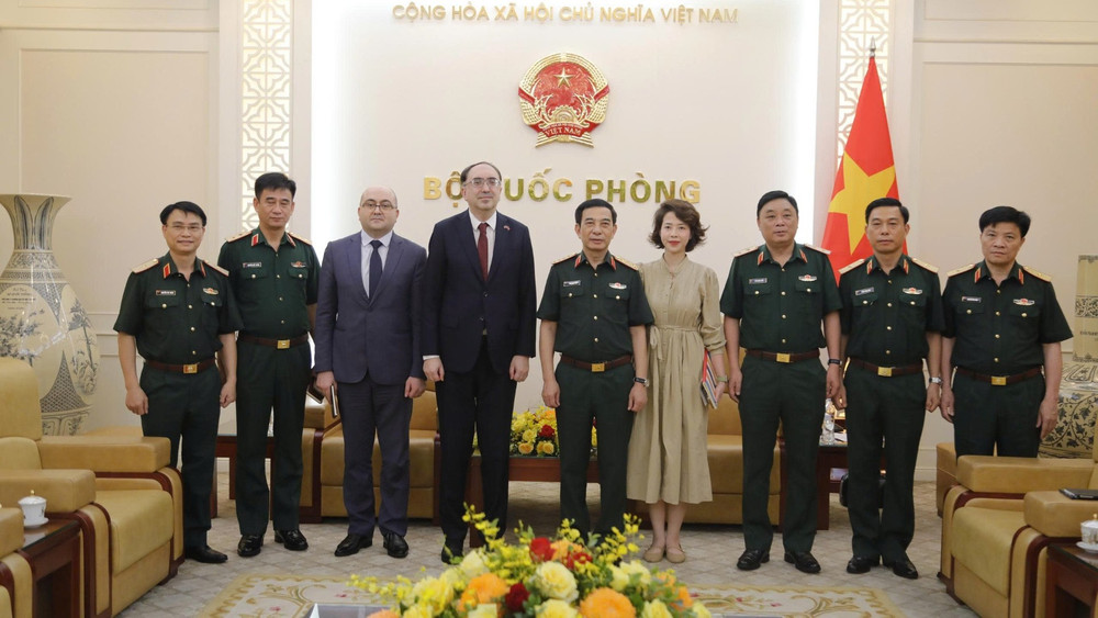 Đại tướng Phan Văn Giang và Đại sứ Suren Baghdasaryan cùng các đại biểu tại buổi tiếp.
