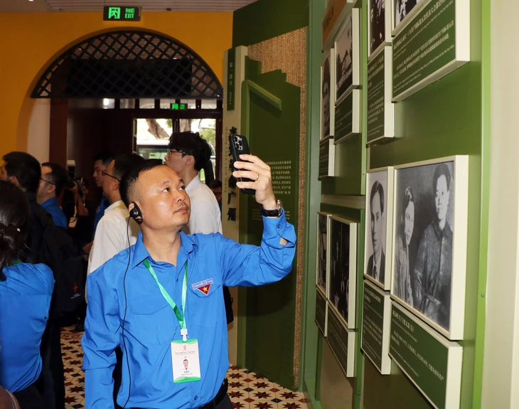 Đại biểu tham quan tòa nhà từng là trụ sở của Hội Việt Nam Cách mạng thanh niên, tại Quảng Châu - Ảnh: TRỌNG NHÂN

