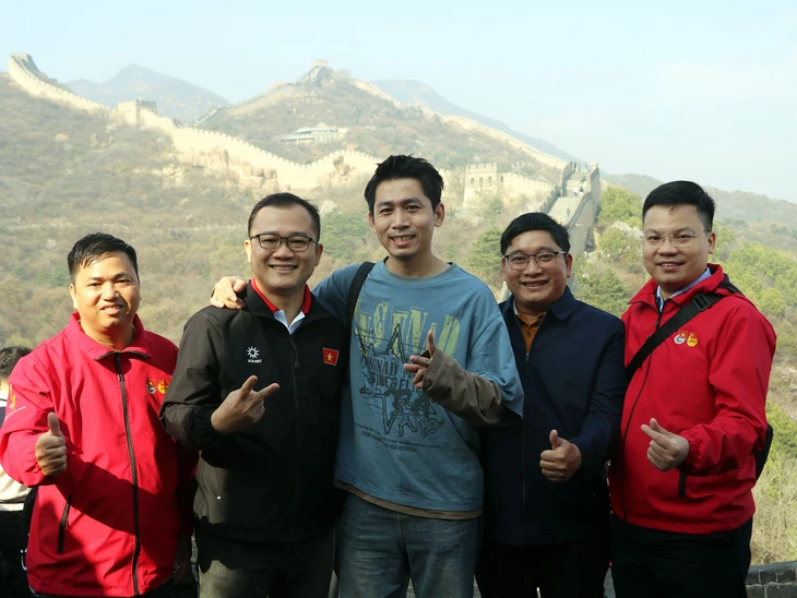 Travel blogger Phan Thanh Quốc - Kẻ Du Mục (đứng giữa) là một trong những đại biểu nhóm truyền thông - sáng tạo trong chương trình - Ảnh: TRỌNG NHÂN

