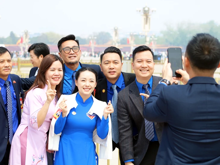 Các đại diện thanh niên, thiếu nhi Việt Nam sau cuộc gặp gỡ với Tổng Bí thư, Chủ tịch nước Tô Lâm và Tổng Bí Thư, Chủ tịch nước Tập Cận Bình tại Bắc Kinh - Ảnh: TRỌNG NHÂN

