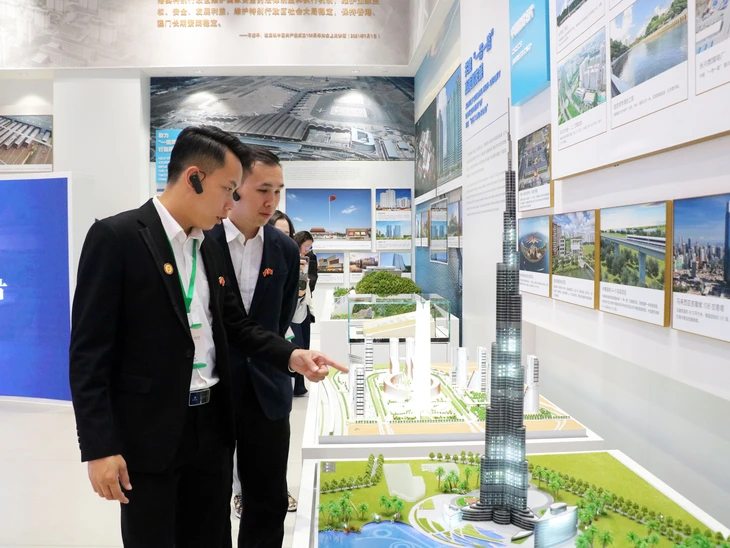 Tham quan triển lãm tại Tổng công ty Xây dựng Trung Quốc (CSCEC) - Ảnh: TRỌNG NHÂN

