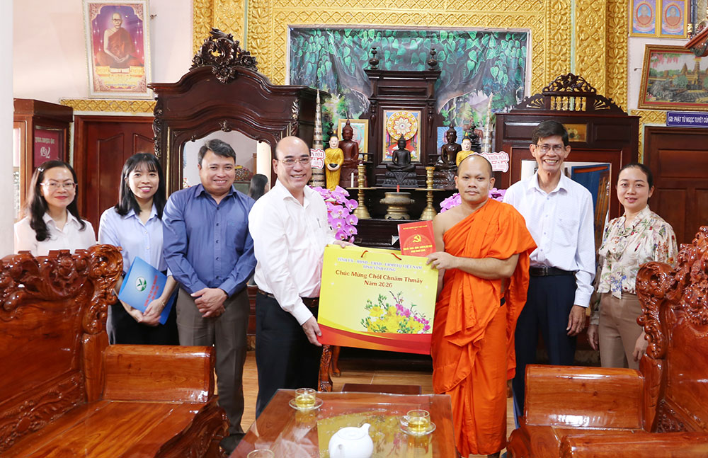 Đồng chí Nguyễn Văn Tuấn tặng quà chúc mừng Chôl Chnăm Thmây sư cả nhì- Sơn Lên (chùa Chrôi Tansa).