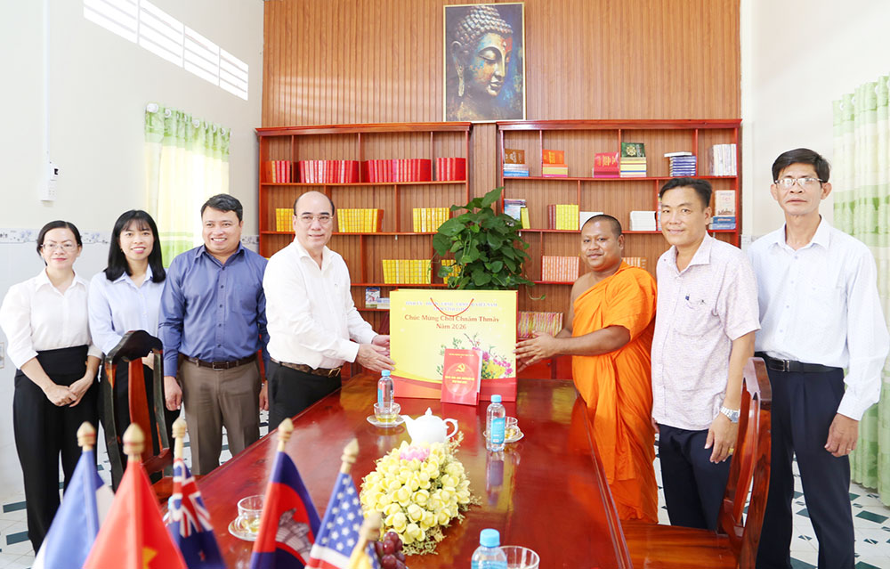 Đồng chí Nguyễn Văn Tuấn tặng quà chúc mừng Chôl Chnăm Thmây Đại đức Thạch Nhỏ- Sư cả chùa Tà Rom.